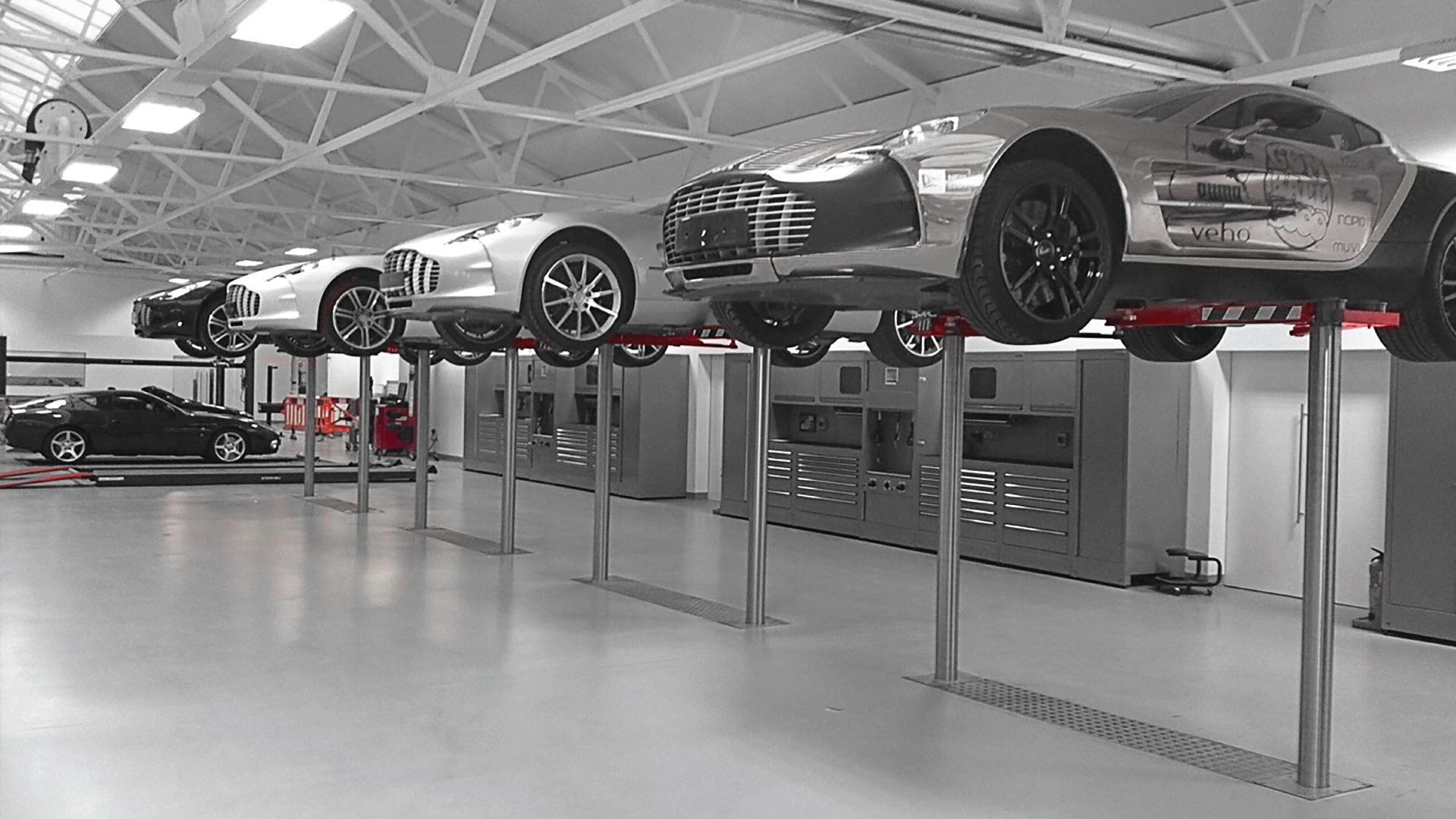 Podnośniki AUTOPSTENHOJ w serwisie Aston Martin